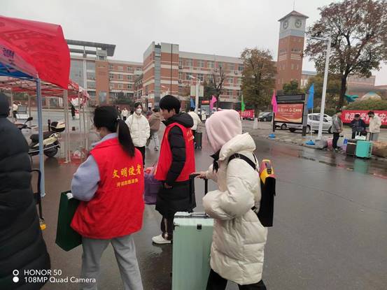 义务为返校学生托运行李 (3)